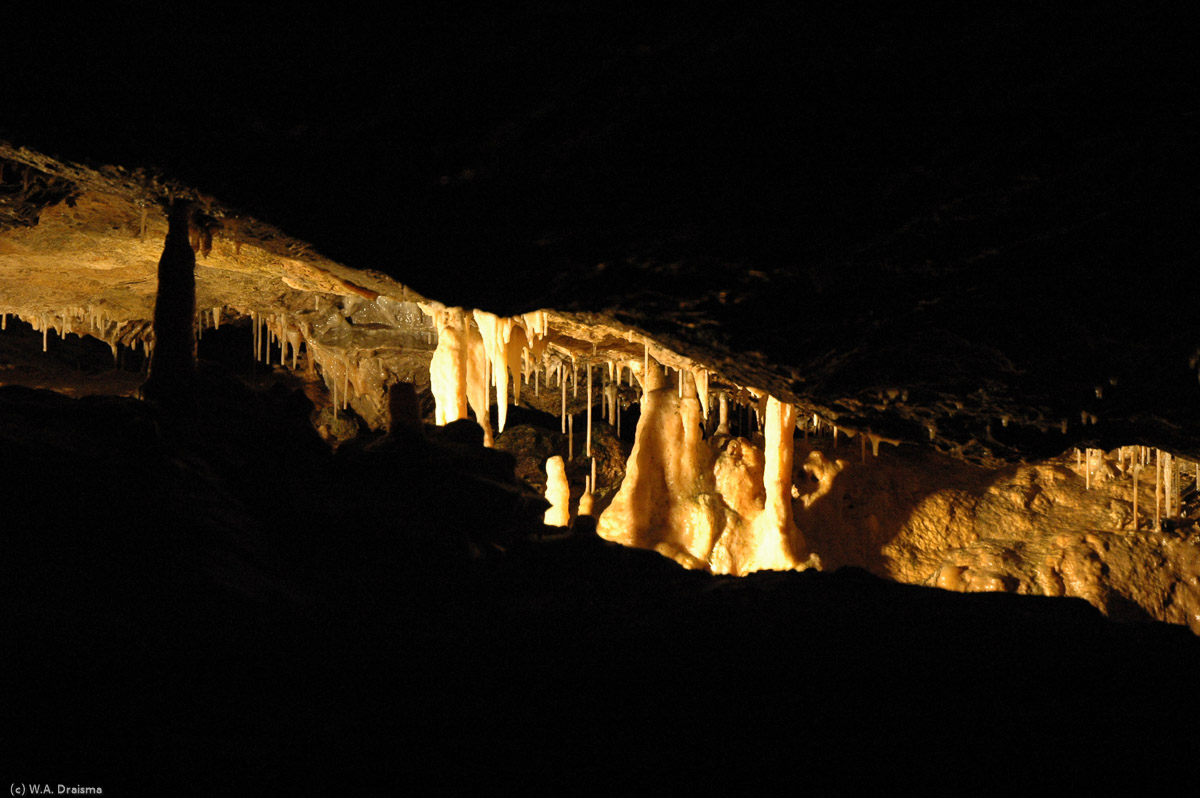 Een rotsspleet met stalagmieten en stalactieten