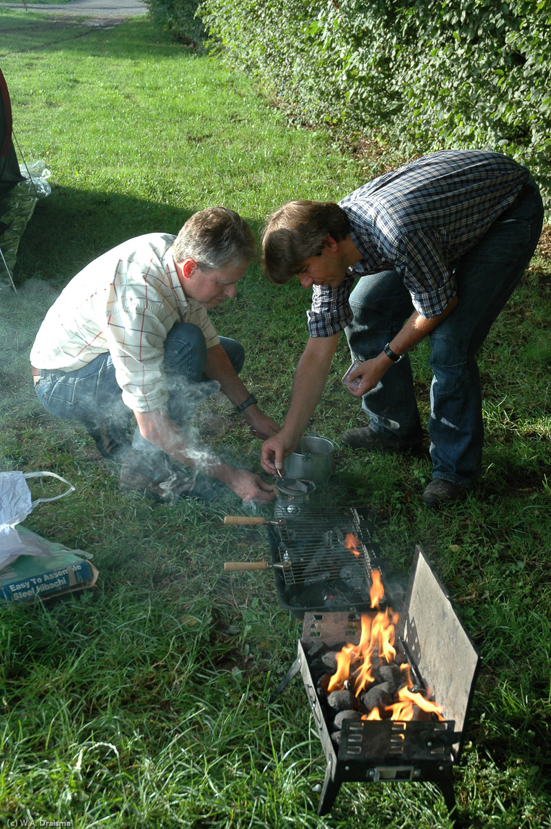 Jan & Ronald beheren de barbecue