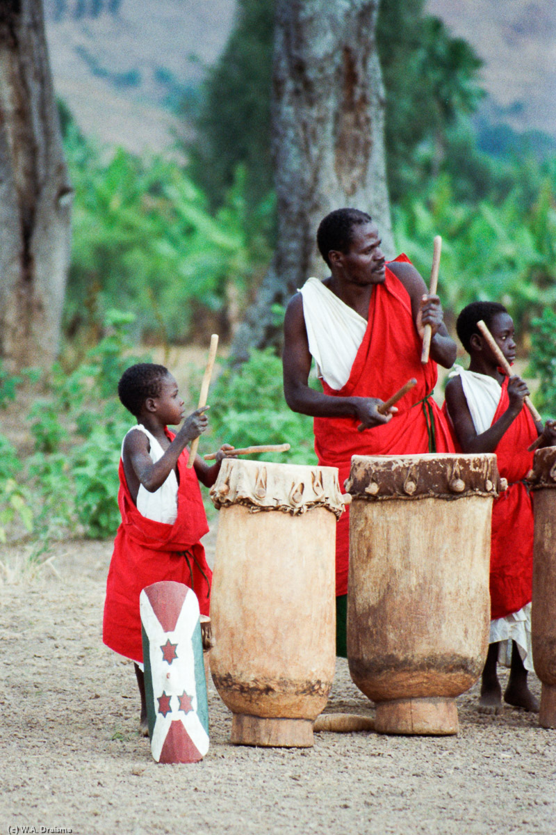 Even some kids take part in the show playing their own drums while smaller kids in the audience practice without drums but good timing.