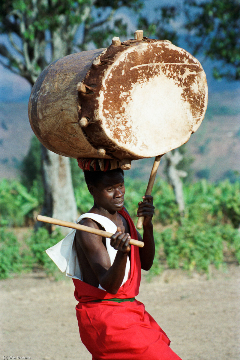 It's an impressive sight watching this guy carrying and playing the heavy drum on his head.