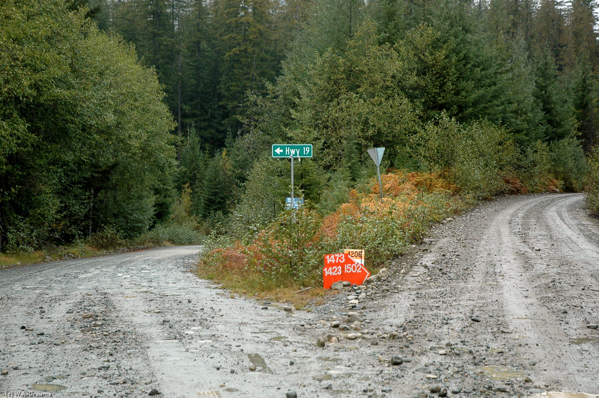 Fortunately a sign helps us distinguish between the main road towards Woss and a logging road that leads to nowhere, at least not a place where we're interested to go to.