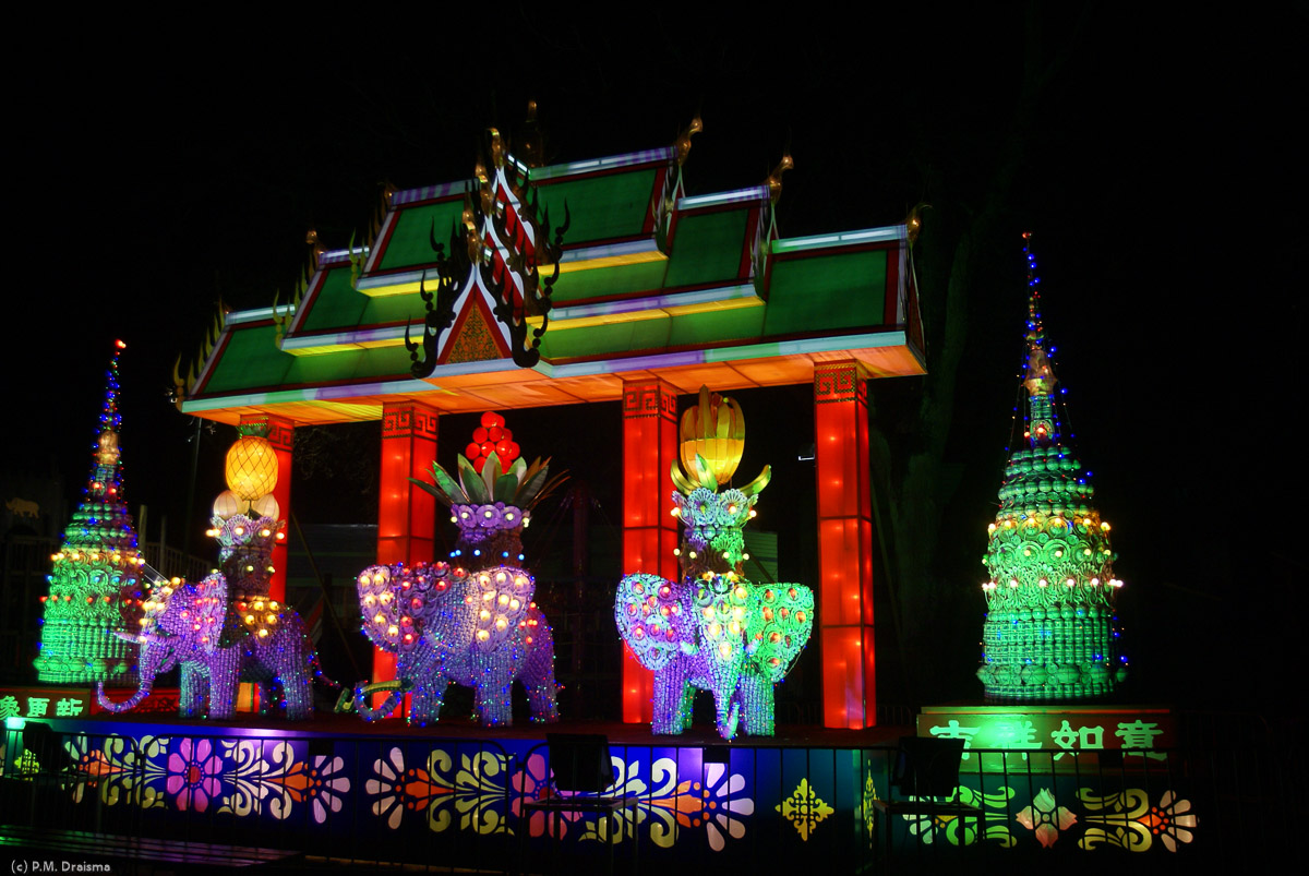 The elephants stand for innovation and the hope of a good life, the sculpture as a whole represents the desire for social development and the hope for a better life.