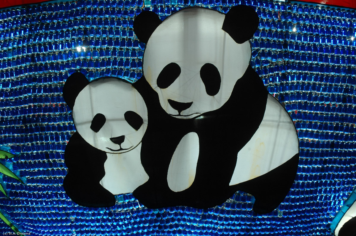On the sides of the vase several panda bears are depicted. The panda bear is China's national symbol.