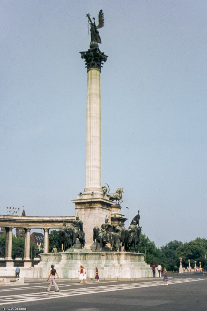 The center of the monument features the Seven chieftains of the Magyars and a column with on top the Archangel Gabriel holding the Hungarian Holy Crown.