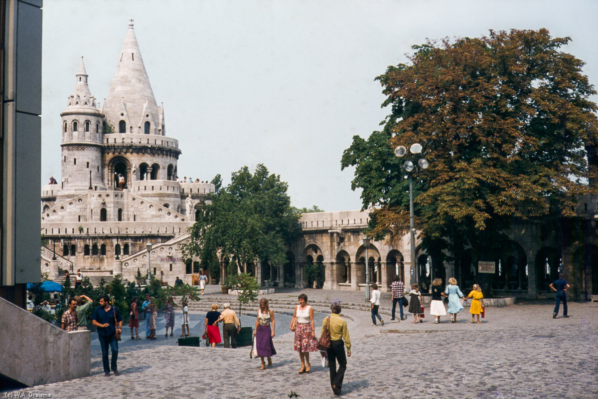 Behind the Matthias Church lies the Fisherman’s Bastion (Halászbástya). It’s name supposedly comes from the fishermen living under the walls in a settlement called Fishtown.