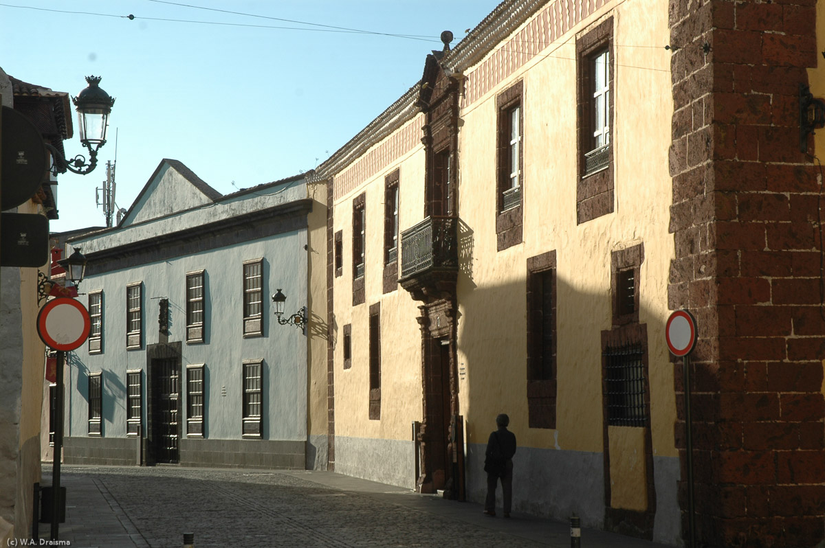 The yellow Casa de los Capitanes was built by Captain General Diego de Alvarado-Bracamonte in the first third of the 17th century. The blue Casa de Alhondiga, dating from 1706 was mainly used as a corn exchange. Today it's part of the Town Hall.