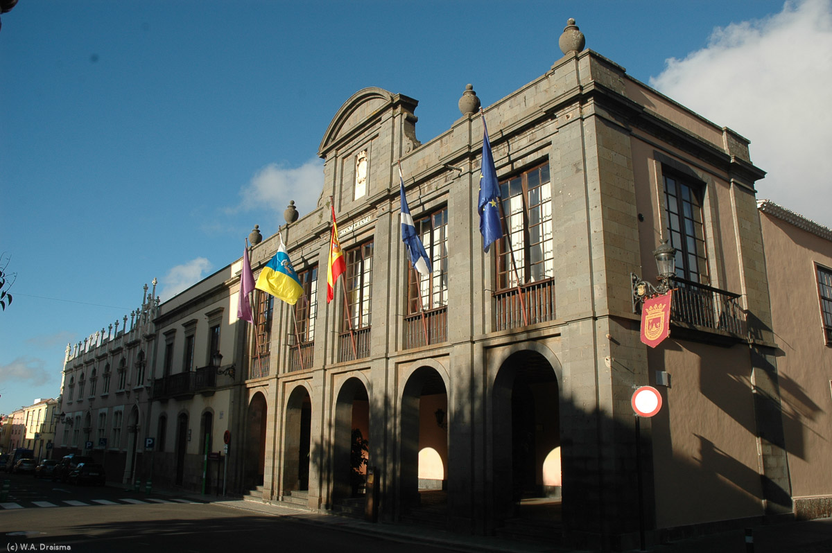 Also situated on the Plaza del Adelantado is the Town Hall (Ayuntamiento) of La Laguna. Building started in the first third of the 16th century and was completed in 1545. The present main facade dates from 1822.