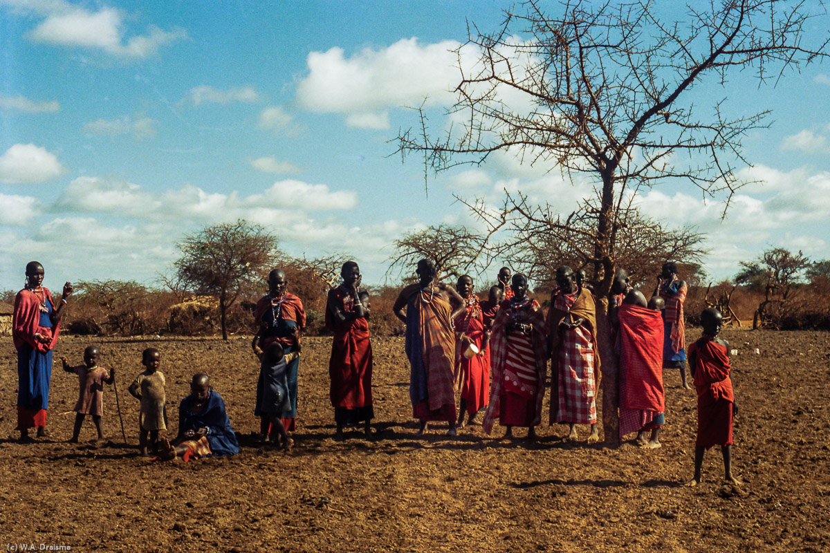 We're allowed to enter the settlement and are shown around. The Masai inhabitants are as interested in us as we in them.
