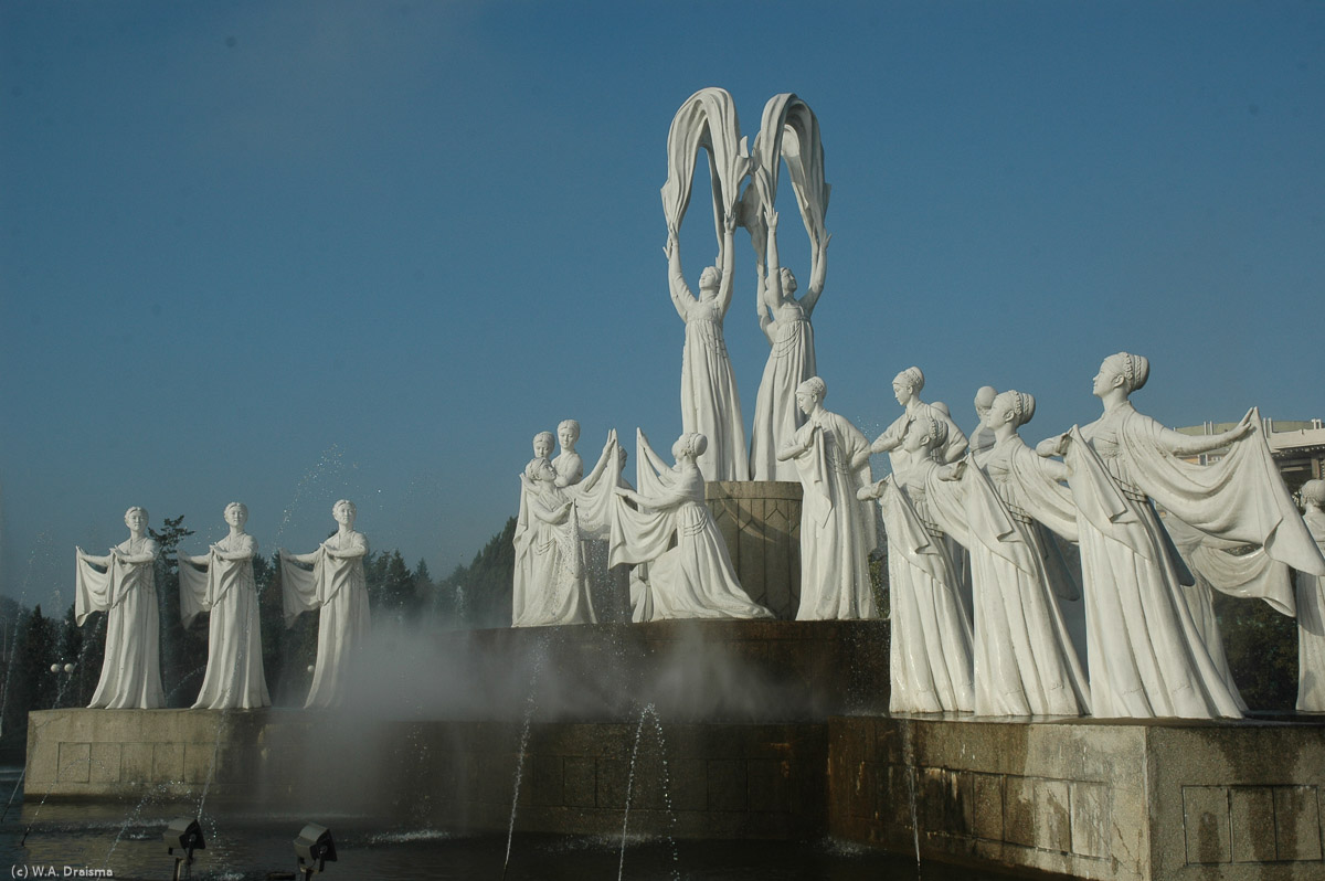 The Mansudae Fountain Park is a pleasant area with many fountains firing up to 80 meters high. In summer the fountains provide cooling mists.