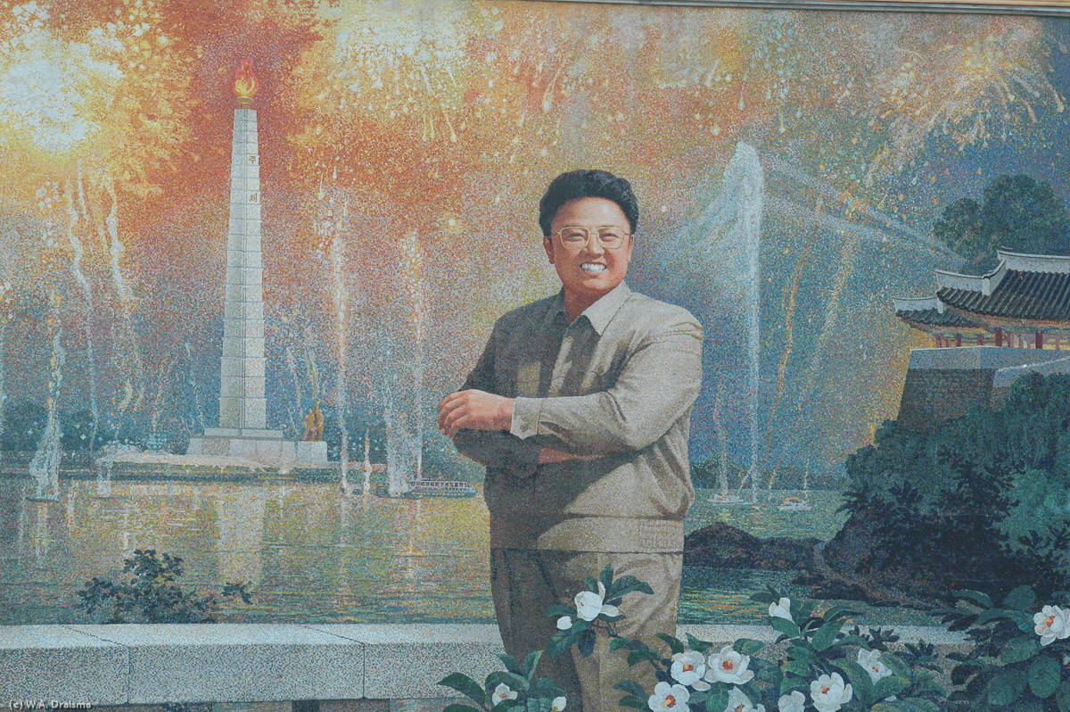 We continue with a visit to the Mansudae Art Studio. This is the place where many of the sculptures and paintings originate that can be found in North Korea, like this mural of Kim Jung Il.
