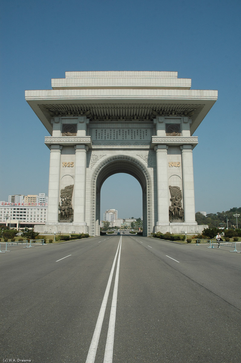 Passing the Kim Il Sung Stadium we arrive at the North Korean version of the Arch of Triumph, 60m high and erected in 1982 on the 70th birthday of Kim Il Sung.