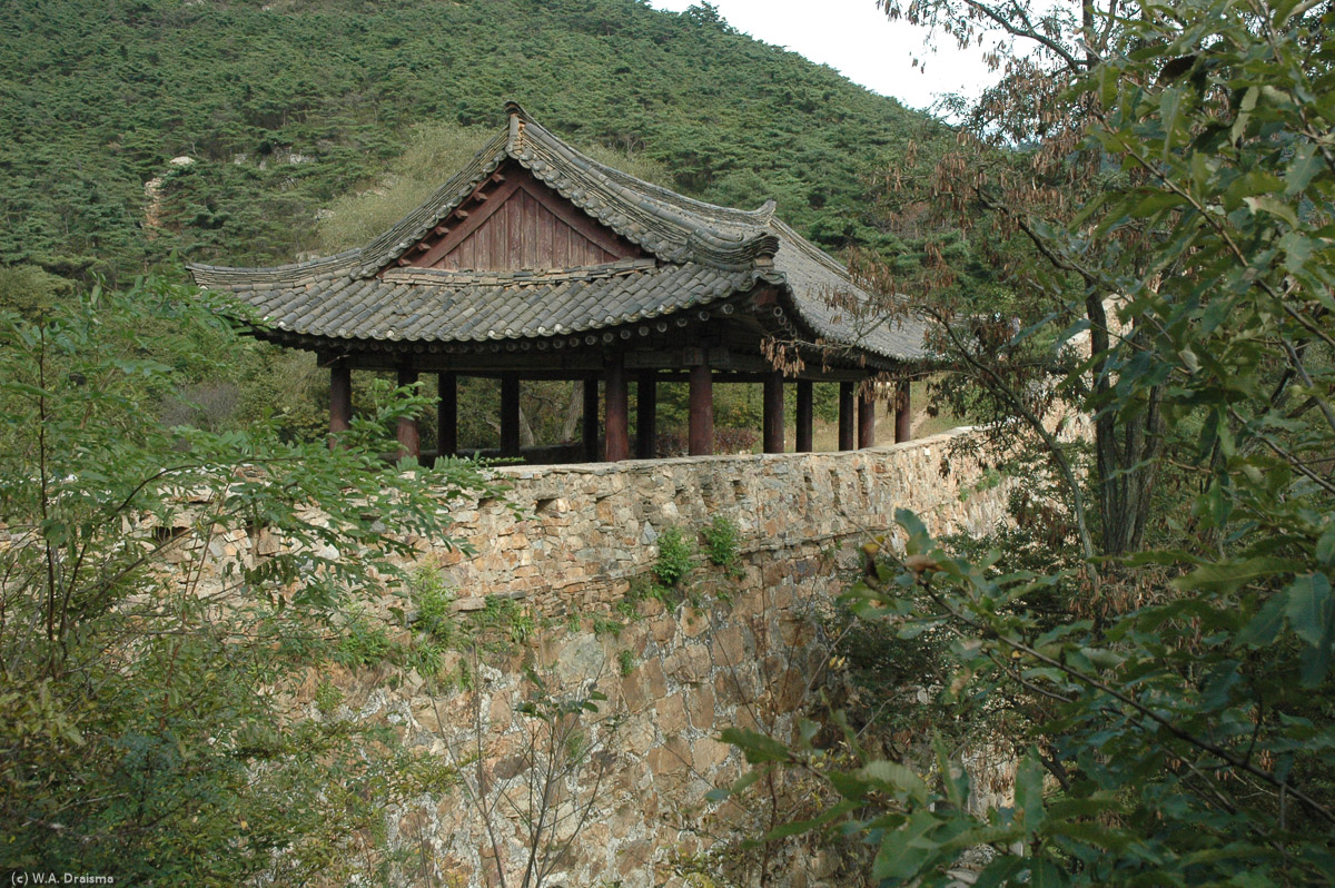8km North of Sariwon is the place of the Jongban Mountains, a pleasant place for a stroll and the location of remains of the Jongbangsan Fortress that we enter through its South Gate.
