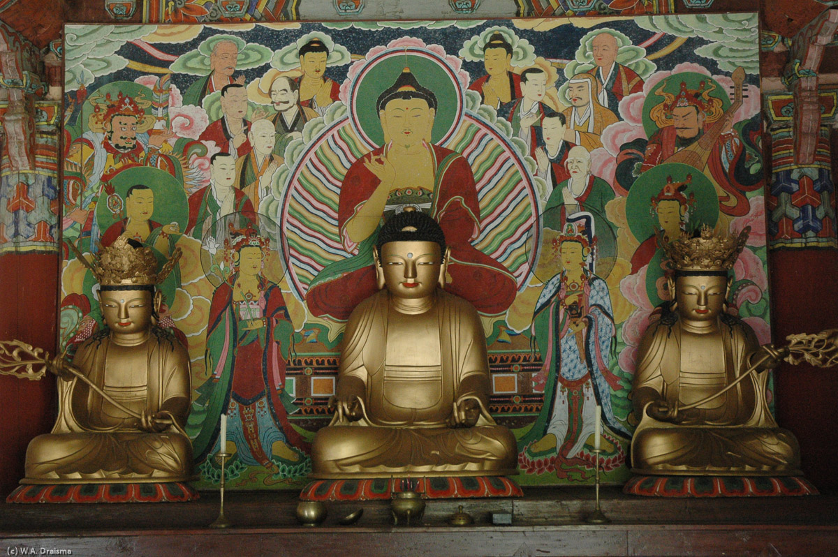 Back in Myongbu Hall we have a good view on the altar with the three Buddha's.