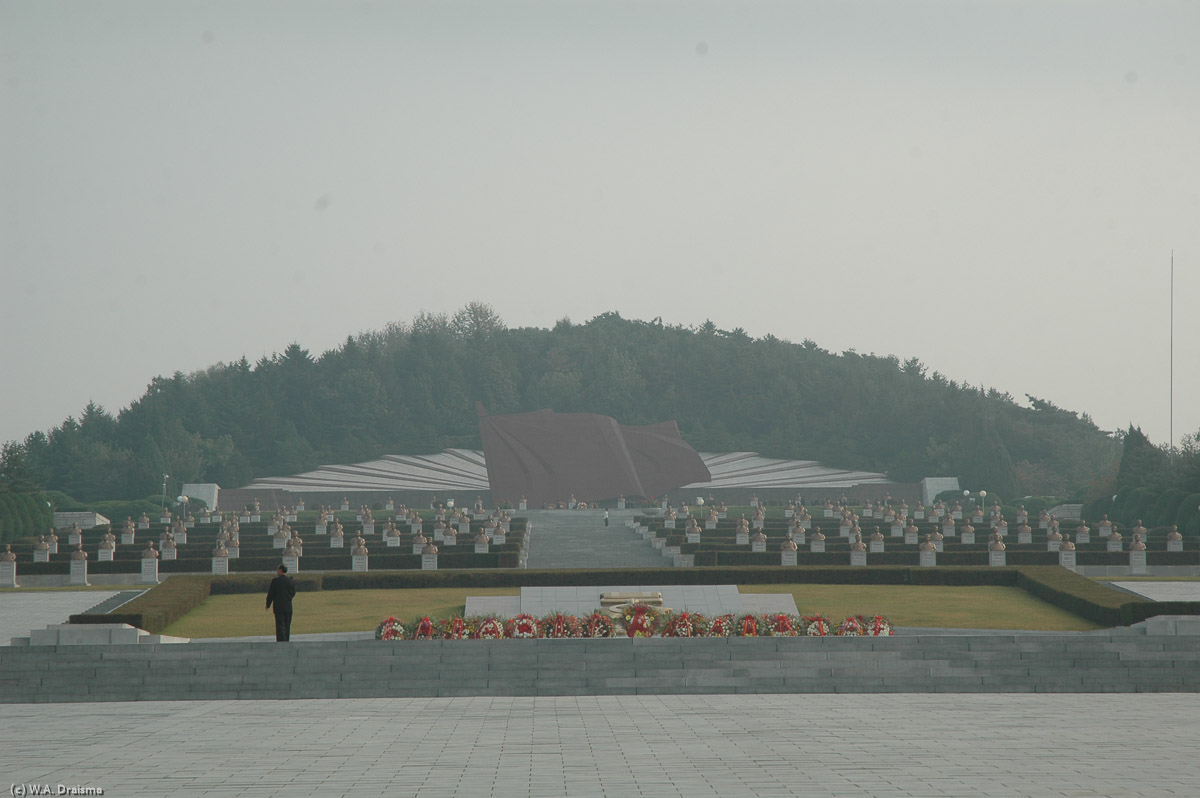 The cemetery is situated on a gradual slope up to Jujak Peak. Two hundred leading figures from Korea's resistance to Japanese colonial rule are buried between a medal and a huge red granite flag.