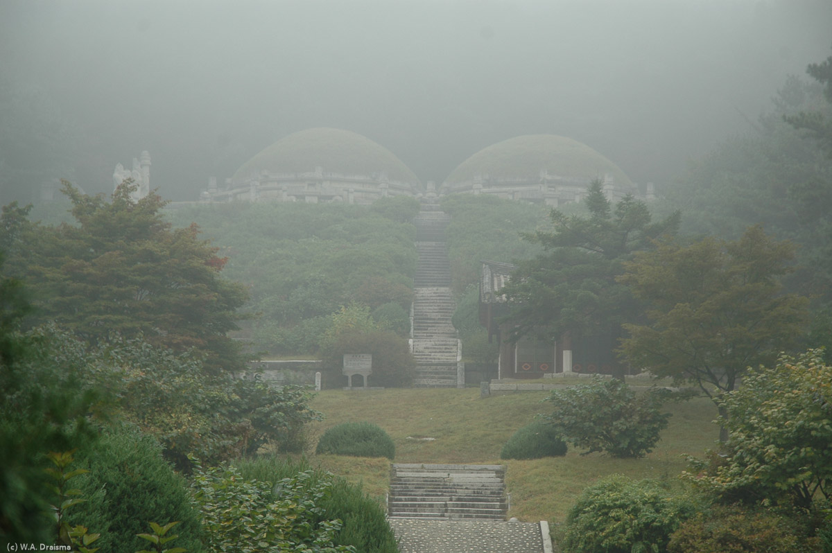 Shrouded in early morning mist we visit the Tomb of King Kongmin, 31st king of the Koryo Dynasty (1330 - 1374). Actually there are two tombs, one for the king on the left and one for his wife on the right.