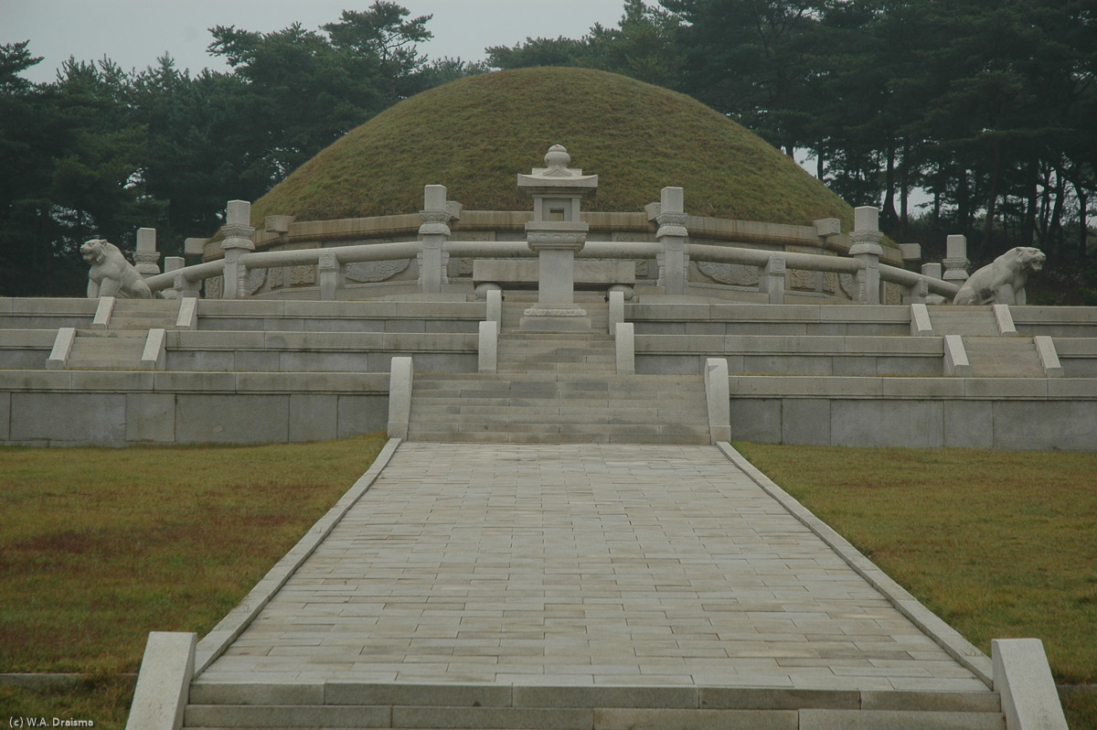 King Wan Gon's tomb is a single one, surrounded by statues of officials and animals, stone lamps for burning incense, a table for sacrifices and twelve guardian gods.