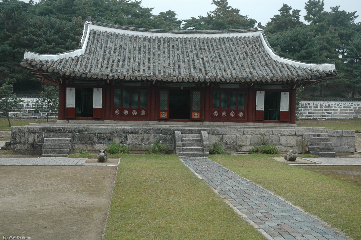 Songyungwan Academy is an education complex founded in 992 to educate the children of the Koryo and Ri aristocracy in the Confucian ways of administration. It's now the site of the Koryo Museum.