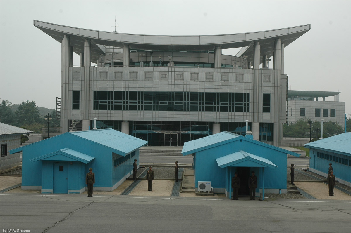 The JSA radiates 400m around the blue huts that are used until today for armistice talks between the North and the South. On the other side the South's visitor center cannot be missed.