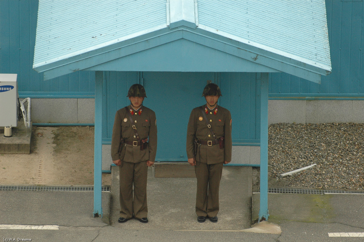 Unfortunately the South Korean and Americans are nowhere to be seen. Lunch time, maybe? So we have to do with pictures of North Korean soldiers only.