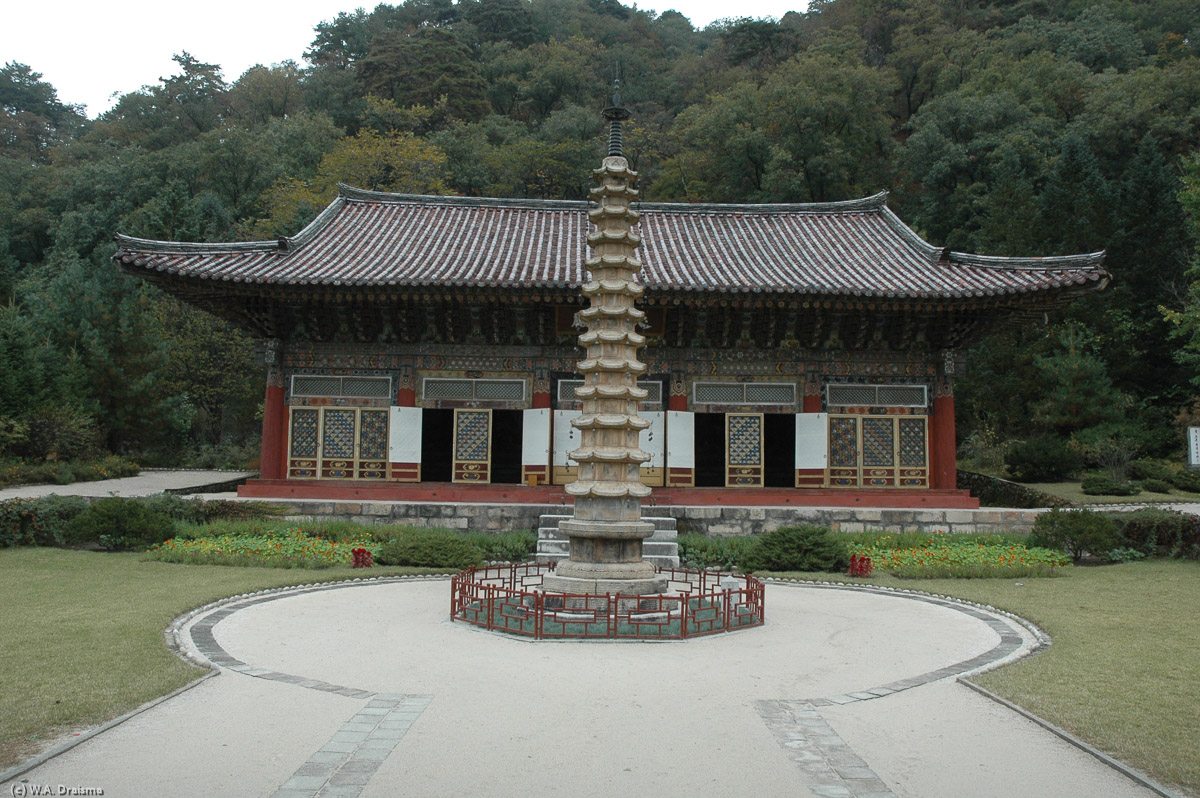 Behind Manse Pavilion is the Koryo-dated octagonal 13-storey Sokka Pagoda and Taeung Hall, Pohyon's main temple hall that has been restored since its destruction during the War.