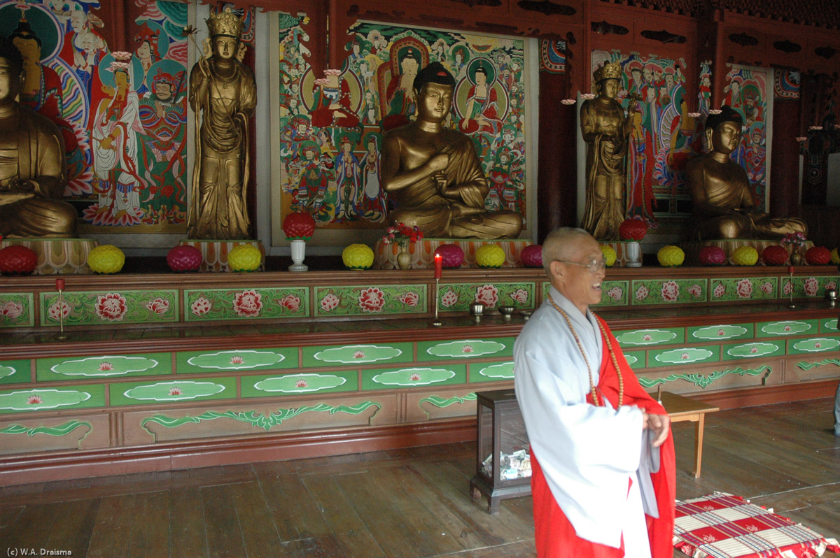 Nowadays monks still reside in the temple grounds but the number has significantly been reduced since the War.