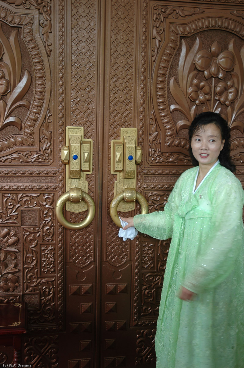 At the door to Kim Il Sung's collection the four-tonne, bronze-colored doors may only indirectly be touched. The doors open "mysteriously" easy according to local literature.