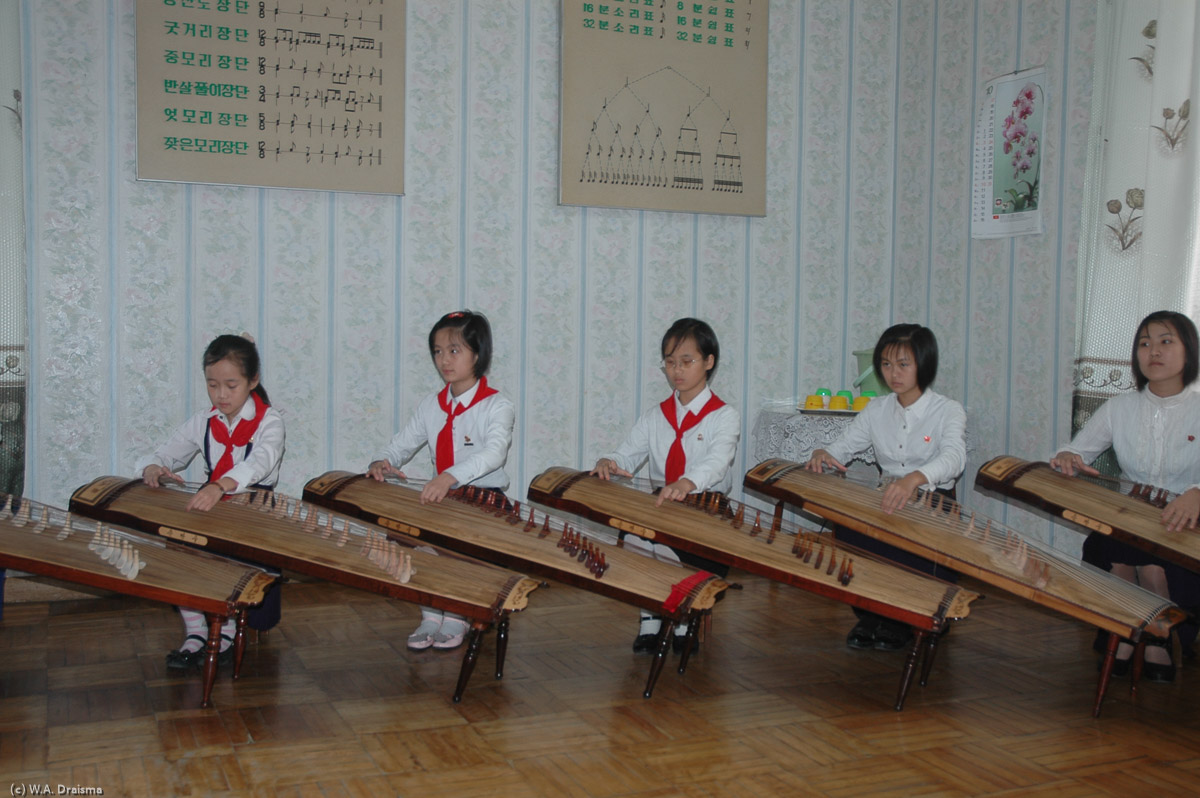 In the afternoon we visit the Mangyongdae Students' and Children's Palace, a place where groups of talented children learn various kinds of arts, like playing the Gayageum.