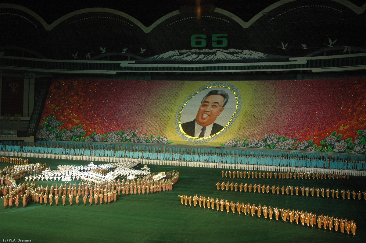 The North Korean army takes a prominent role in scene 4. The finale of the scene shows the Great Leader and Eternal President Kim Il Sung, greeted by cheering and clapping from the audience.
