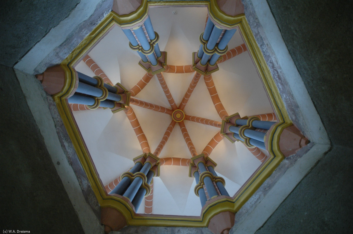 The Chapel of the castle has two separate floor levels. The lower floor was meant for the commoners of the town and the servants. They could follow the ceremonies through a hexagonal opening.