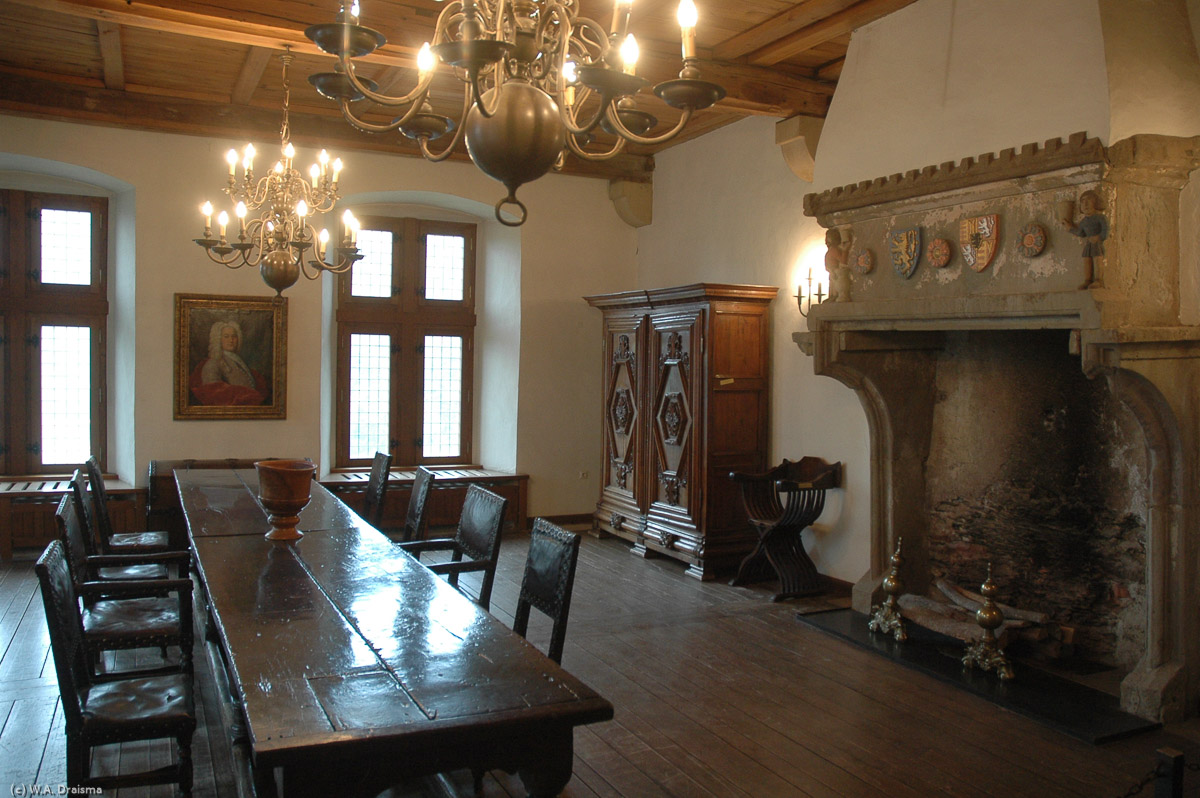 The Banqueting Hall is a small hall with an open fireplace. It dates from 1450 and has been furnished with matching historical furniture.