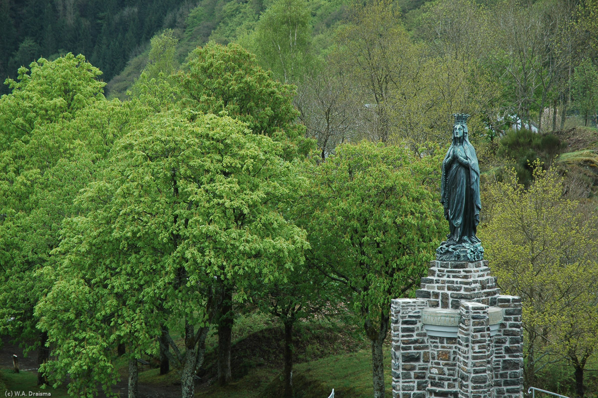 The Black Madonna of Esch-sur-Sûre is a copy of the statue of Bernadette of Lourdes. The 3m high statue was erected in 1910.