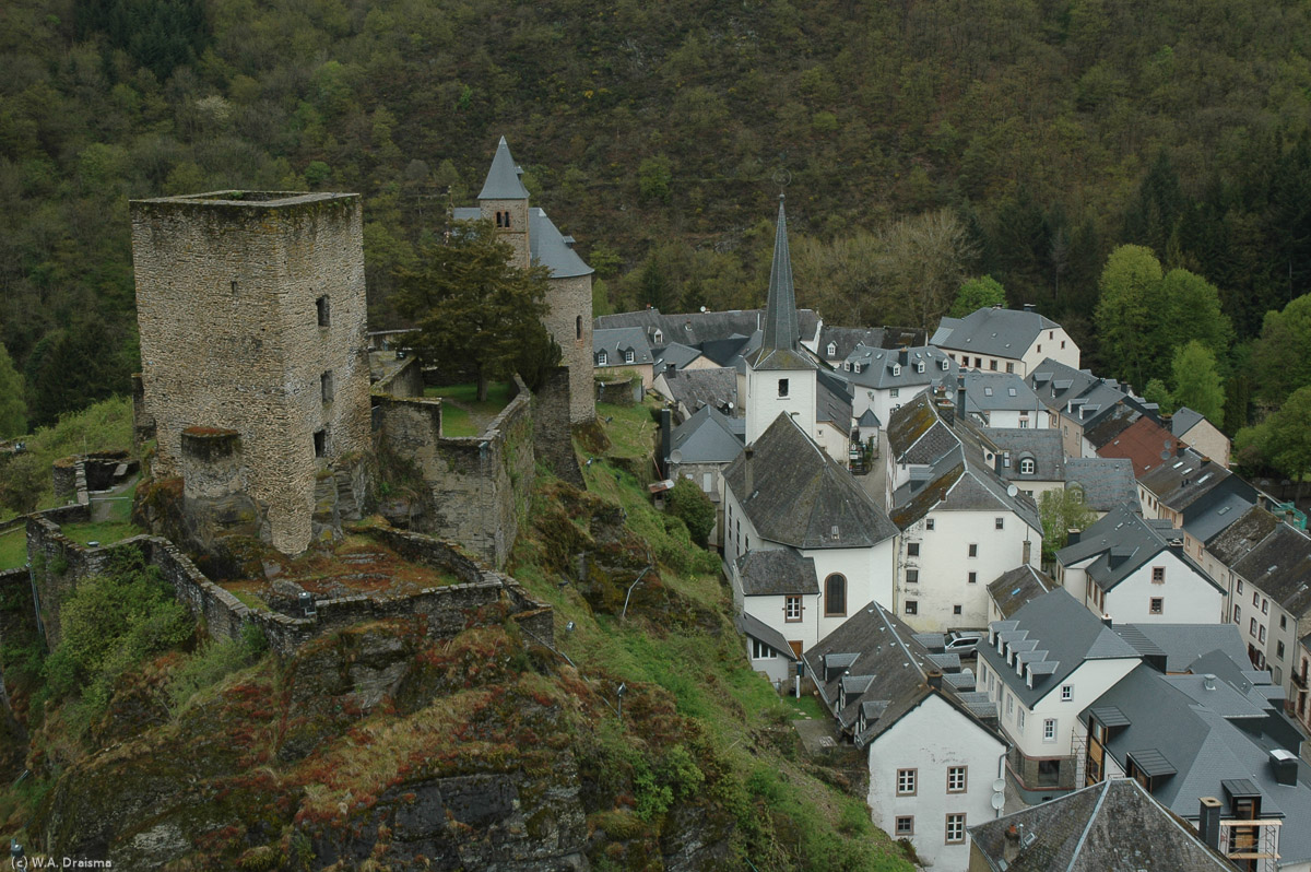 Esch-sur-Sûre's castle dates from the 10th century. It has a panoramic view over the town below and the surrounding area.