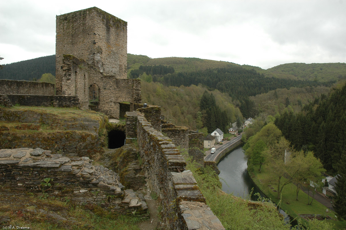 The castle's strategic position on top of the rock made it possible to see approaching enemy armies from a large distance.