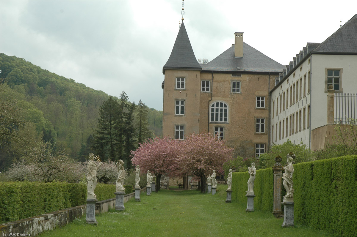 The other part of the impressive collection of marble statues leading towards the castle.