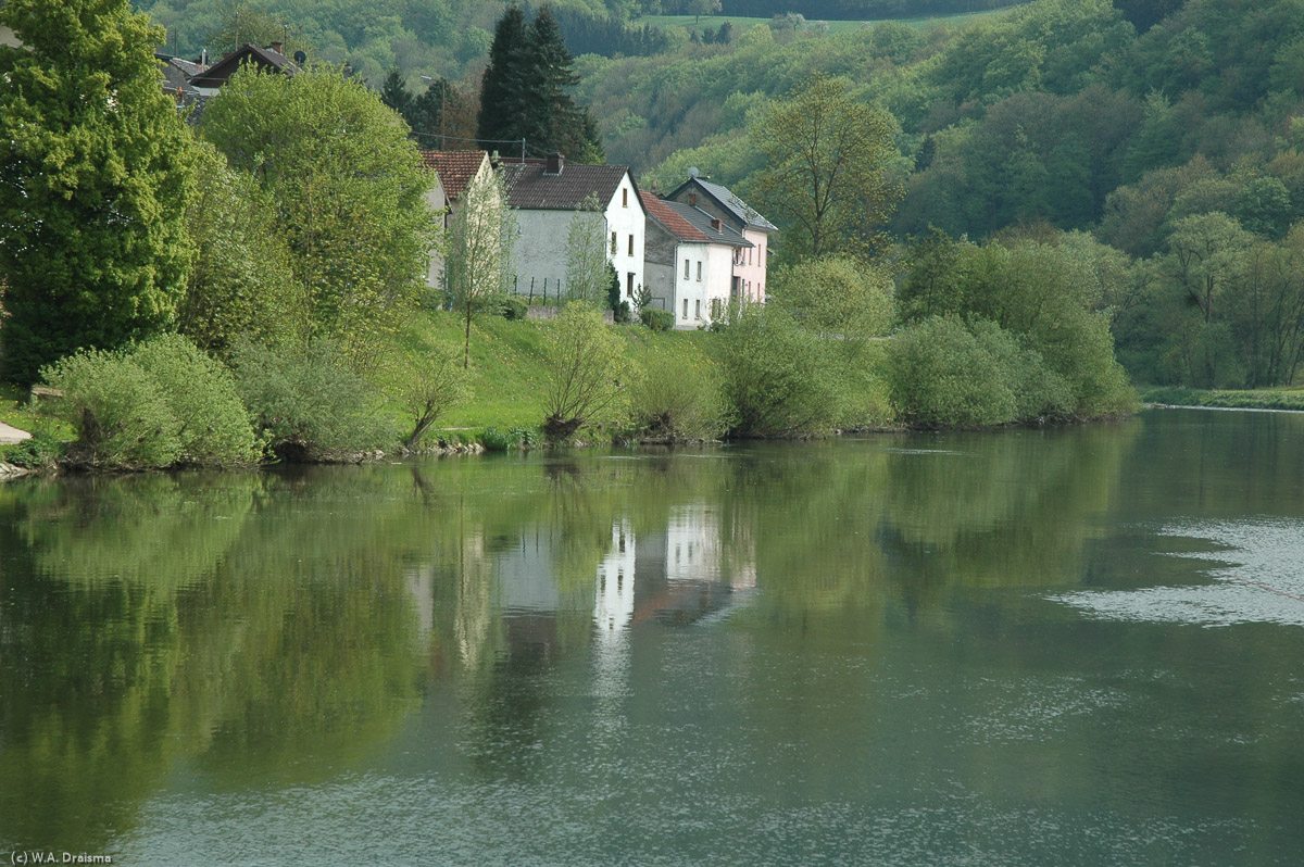 The Sûre river forms part of the border between Luxembourg and Germany and gently flows between the two neighbouring countries.