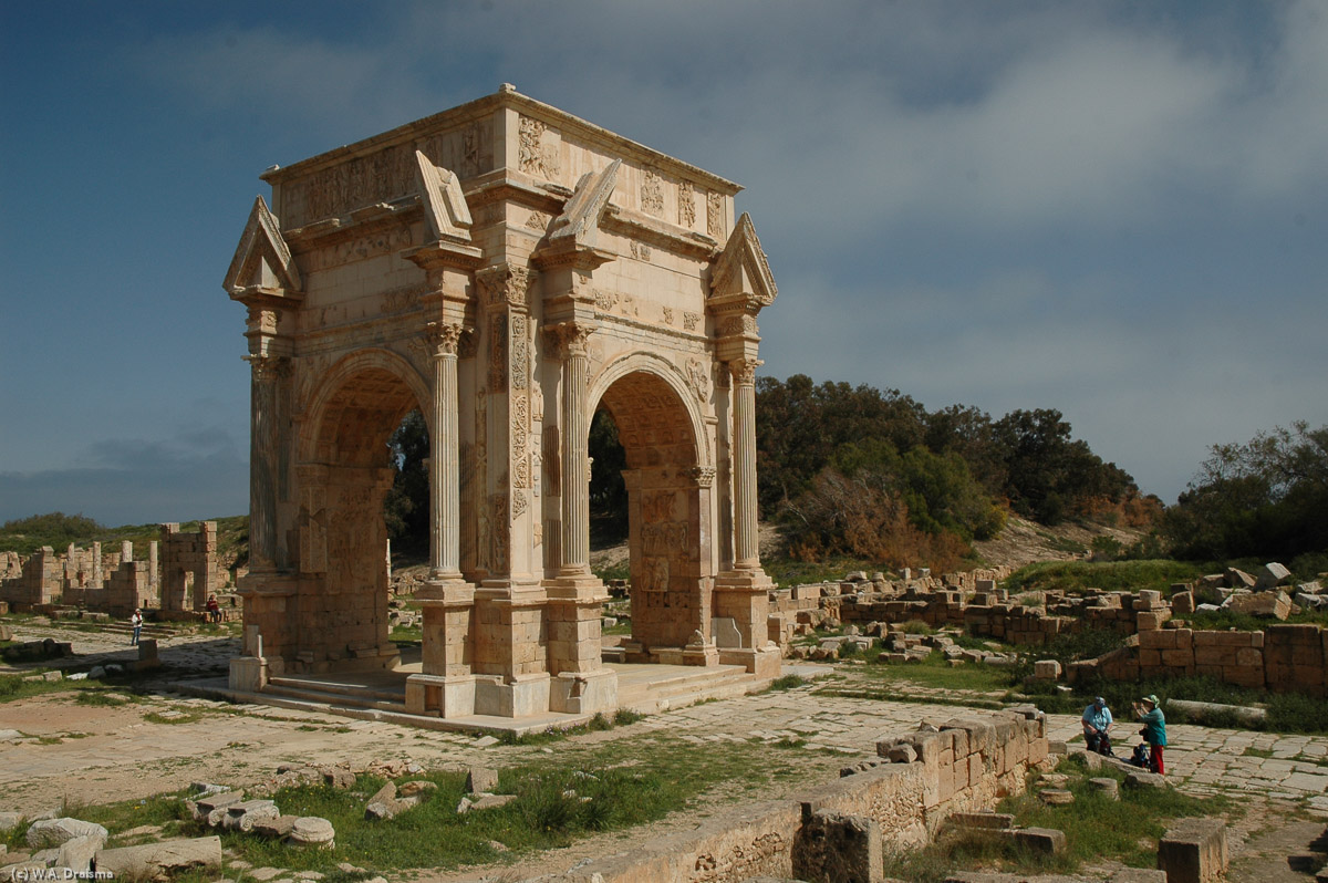 The arch consists of four imposing pillars supporting the domed roof. Each of the four pillars was flanked by two Corinthian columns. In between are carved reliefs showing the great virtues and successes of the emperor. The interior shows historical scenes of military campaigns, religious ceremonies and the emperor's family.