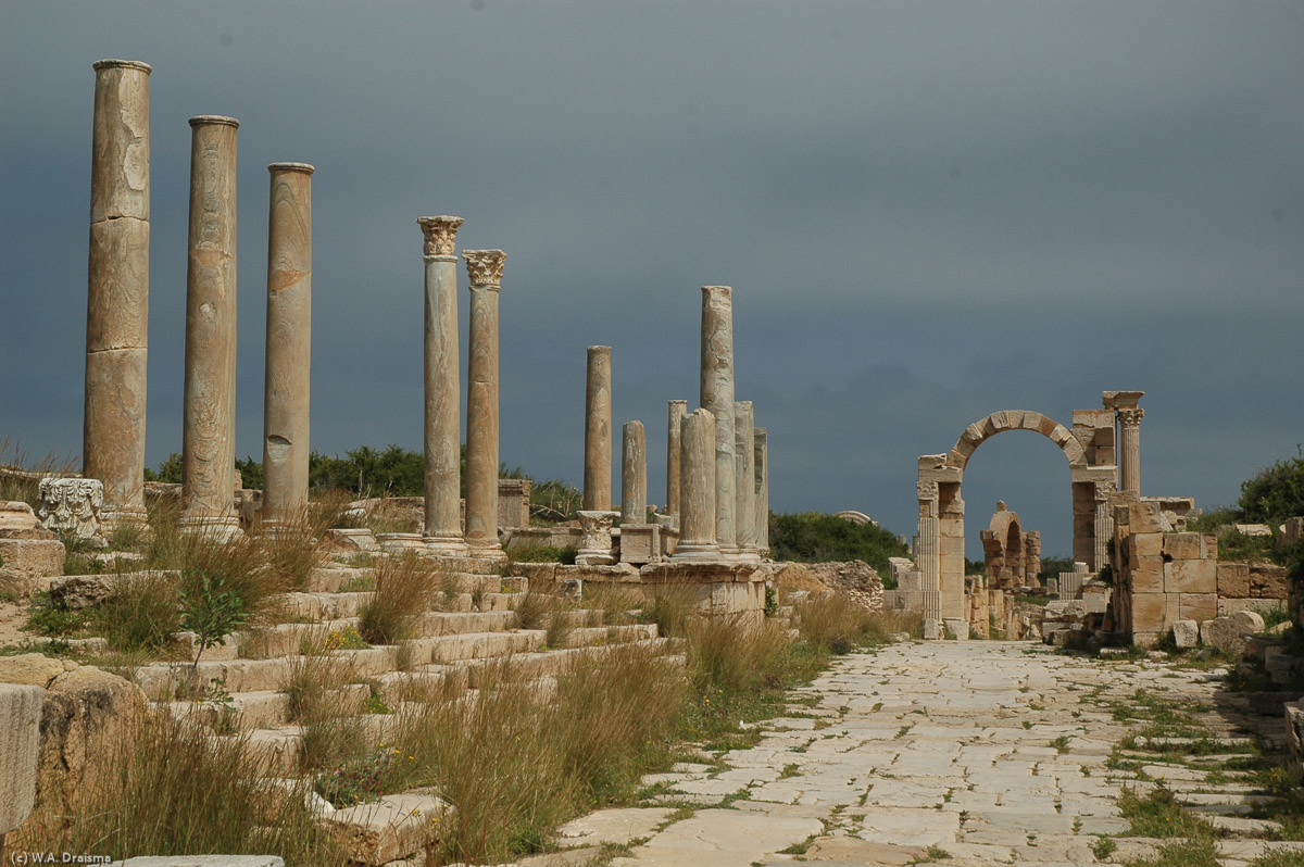 The Chalcidicum lies west of the Arch of Trajan and its colonnaded portico was reached via steps from the Via Trionfale. Built during the reign of emperor Augustus it contained a small temple honouring both Augustus and Venus.