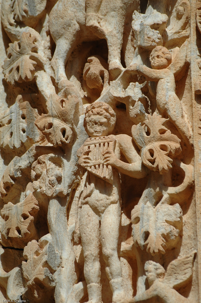 The relative austerity of the main hall stands in marked contrast to the extravagantly sculpted pillars at either end of the Basilica.