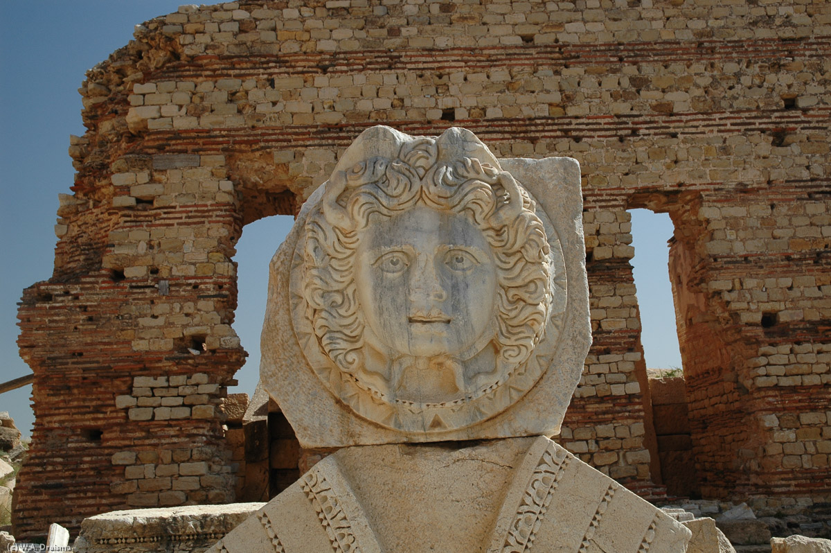The marble covered open-air Severan Forum measured 100m by 60m and was surrounded by collonaded porticoes. On the facades between the arches were Gorgon heads. Most were symbolic representations of the Roman goddess Victory but there were also some Medusa images and a few sea nymphs.