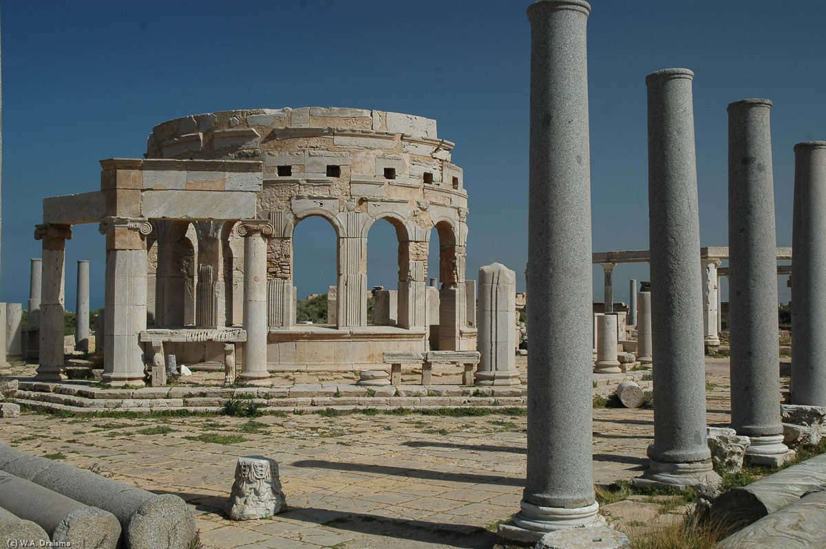 Built in 9-8 BC, the market was the place were Leptis' merchants and farmers sold their goods. Two octagonal halls, where stalls were set up, are reconstructed. This hall was probably the section for fabrics while the other was used for selling fruits and vegetables. There were more stalls in the collonaded portico that surrounded the market.