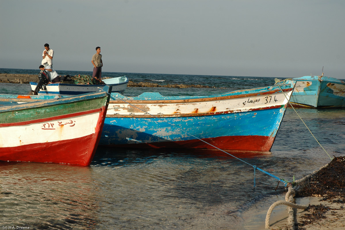 On our way to Misrata we make a stop to visit the largest coastal sand dunes in the world. Either they're not so high, or we couldn't find them. We only found a couple of fishermen.