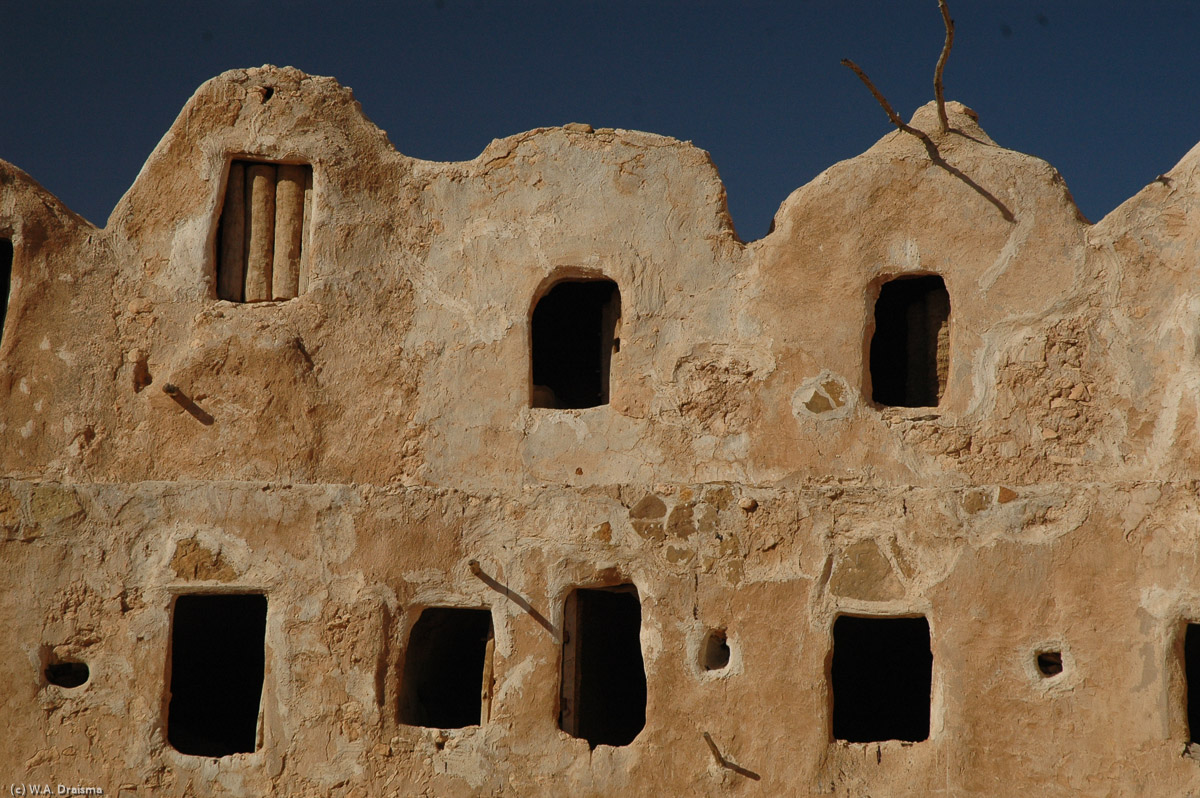 A ledge circles the Qasr's top level. The ledge offers both a spectacular view over the surrounding area as well as access to the storage rooms, some of which are still in use. At a couple of points there are the remains of ancient winches used to pull goods from the ground to the upper storage rooms.