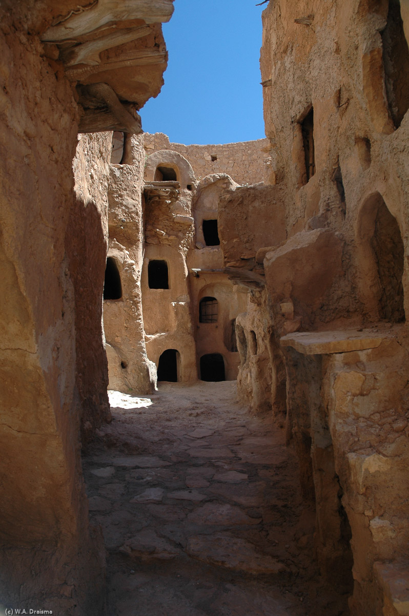 Nalut, like many other towns in the Jebel Nafusa, also has a Qasr. But unlike the qasrs at Qasr al-Haj and Kabaw, the storage rooms in the Qasr Nalut doesn't face an open courtyard but instead are tightly packed and overlook two narrow thoroughfares which gives it the feel of a small, fortified village.