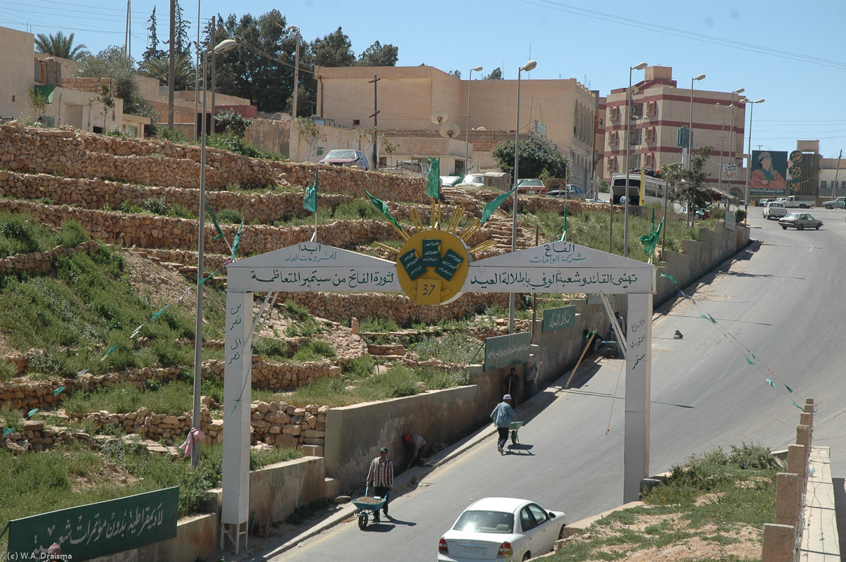 On our way from Tripoli to Ghadames we pass the small town of Nalut at the western end of Jebel Nafusa. As in many other towns we see an arch with a reference to Ghadaffi's green books and, in the distance, the Colonel himself.