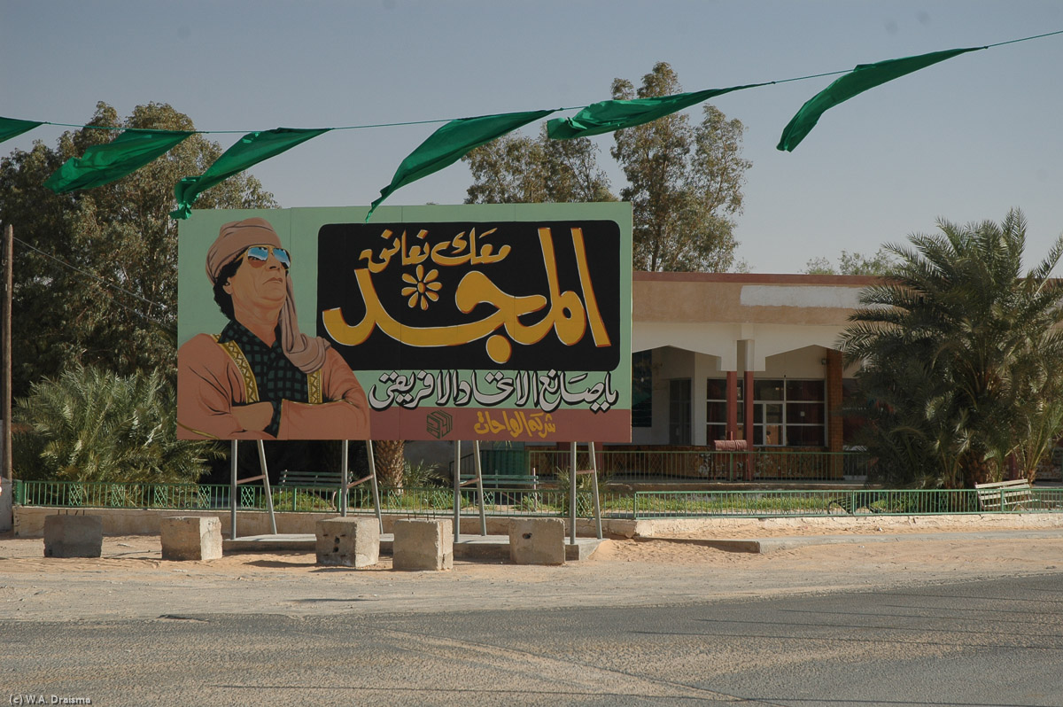 We continue on our way to Ghadames and stop in the sleepy town of Derj, 210 km south of Nalut. We're greeted by the Colonel who reminds us that in Lybia you'll never need to be alone.