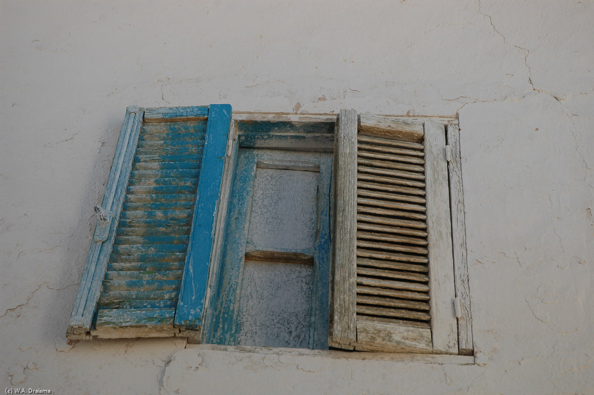 We enter the old city of Ghadames through Bab al-Burr, the entrance used by the inhabitants. Strangers normally entered through a different gate to prevent them from directly entering the residential areas. At the end of the covered passageway from Bab al-Burr we enter Jarasan Street, which runs deep into the heart of Ghadames.