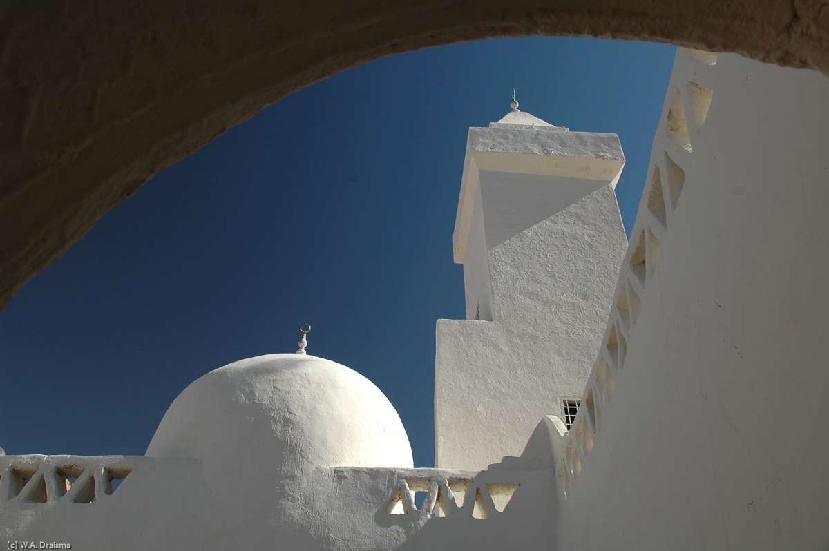 Walking between whitewashed walls, we soon enter Jarasan Square through an attractive archway framing the minaret of the white Omran Mosque. Jarasan Square was the meeting place for one of the sub-families of the Bani Wazid, roughly one-seventh of the city's men.