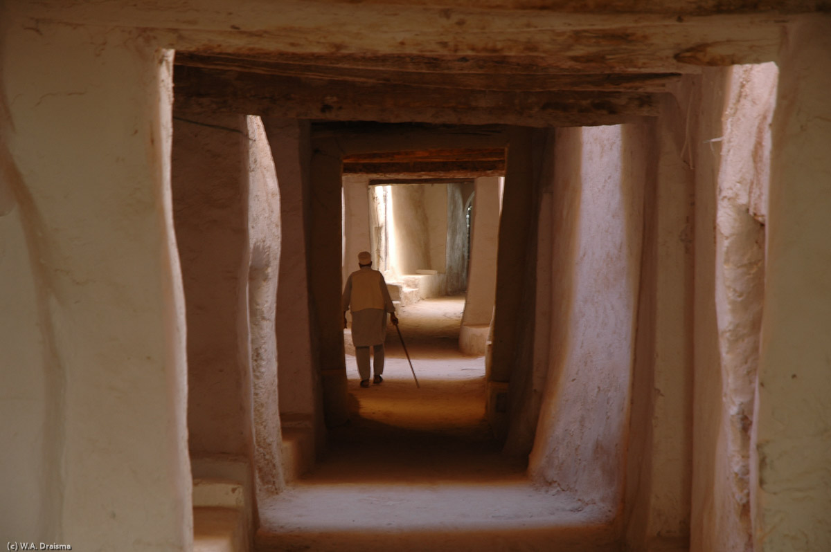 From Jarasan Square we continue through the covered section of the old city. It is remarkebly cool and all illumination comes from evenly spaced skylights, some as high as 10m, which are surprisingly effective. Well into the 1980s, a few thousand people were still living in the old city. Nowadays, only one family remains.