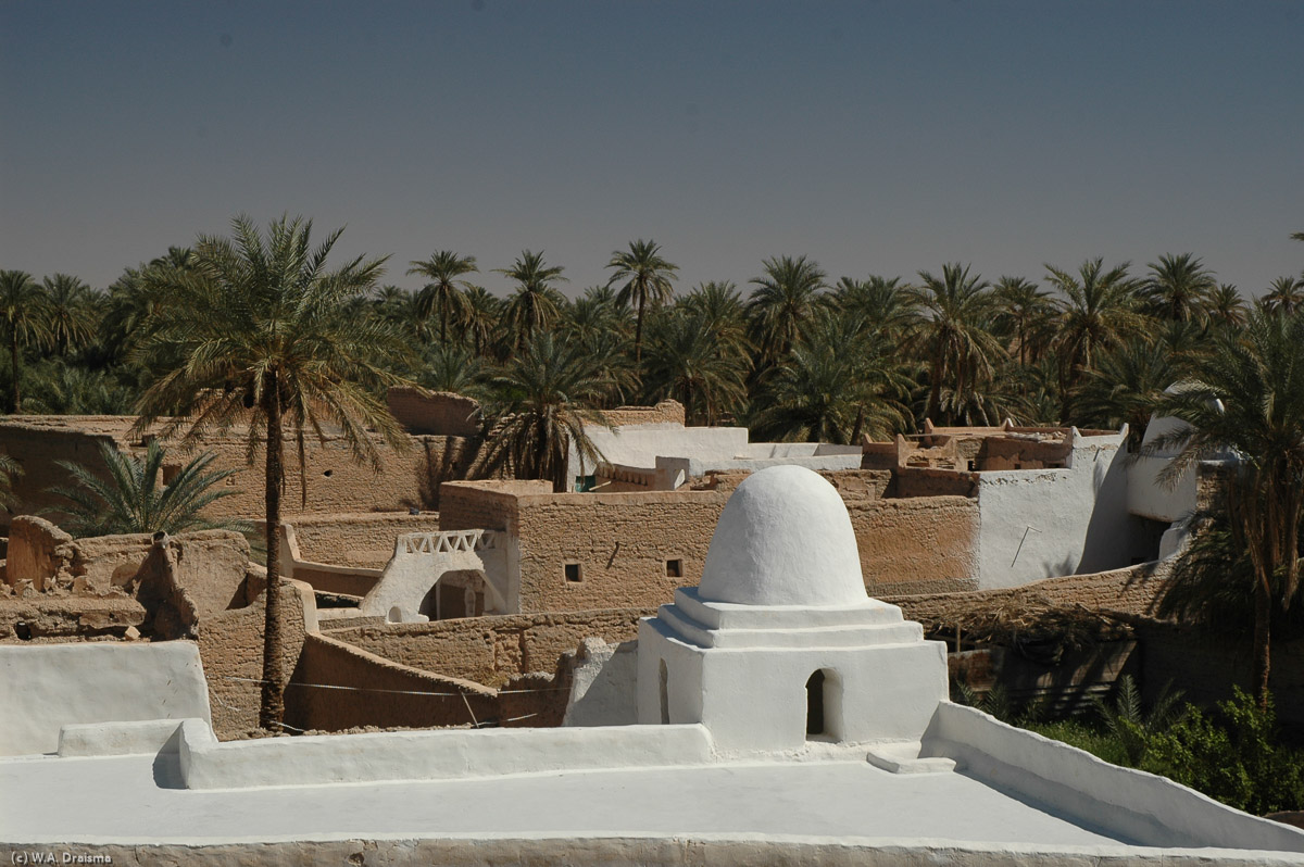 The houses in Ghadames were made of gypsum and sun-dried mud brick with ceilings reinforced with palm trunks. Moving away from the city's heart, the densely packed houses gave way to gardens with the city all beyond.