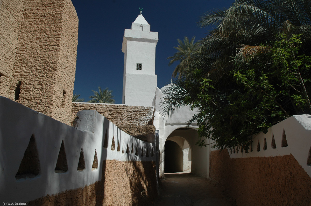 Via the Ain al-Faras, the Well of the Mare, we return to Omran Mosque. According to legend Ain al-Faras was the place were a horse of a ancient caravan of travellers pawed the ground resulting in fresh water rising to the surface. Because they had lunch there the day before they called the place ghad (i.e. lunch) ames (i.e. yesterday).